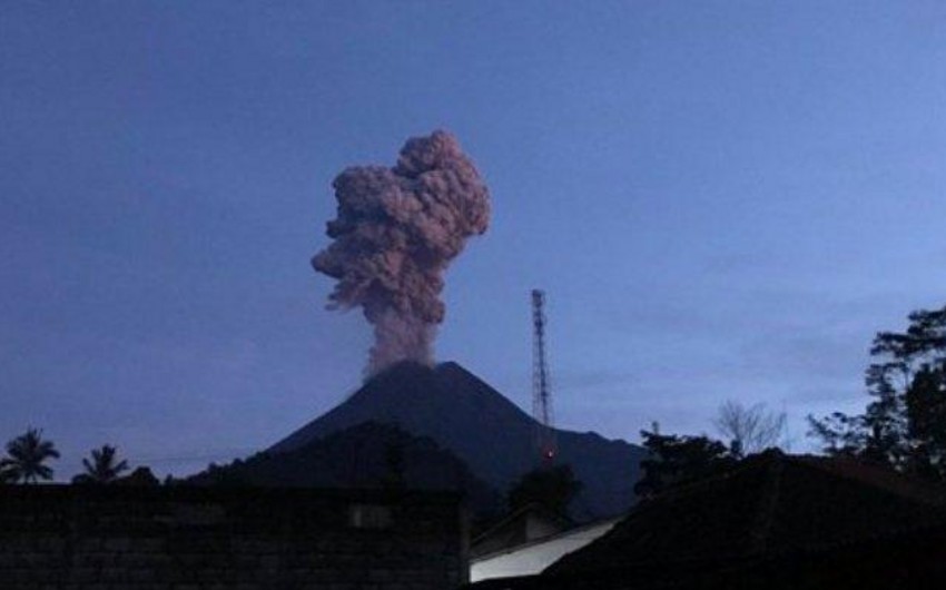 В Индонезии произошло извержение самого активного в стране вулкана - ВИДЕО