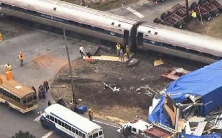В США столкнулись пассажирский поезд и грузовик