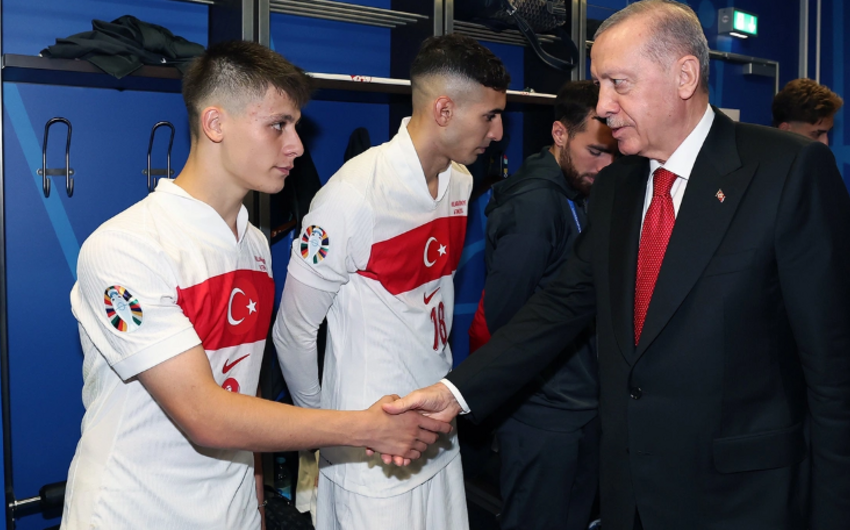 Ərdoğan Türkiyə millisinin futbolçuları ilə görüşüb