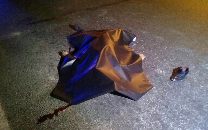 В Баку автомобиль насмерть сбил пешехода под надземным пешеходным переходом - ФОТО