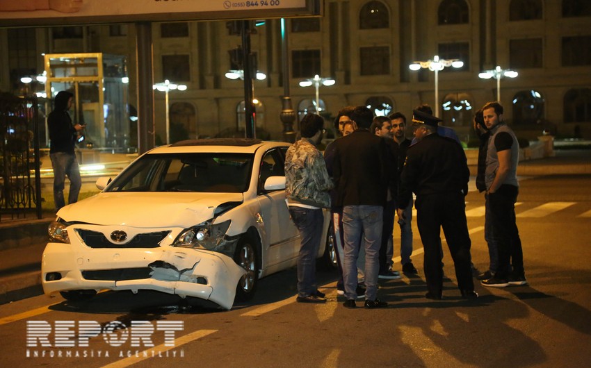 В Баку столкнулись два автомобиля - ФОТО