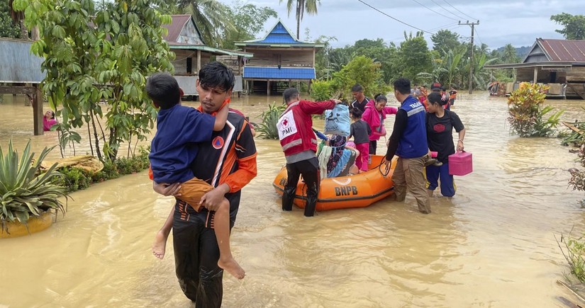 Не менее 14 человек стали жертвами наводнений и оползней в Индонезии