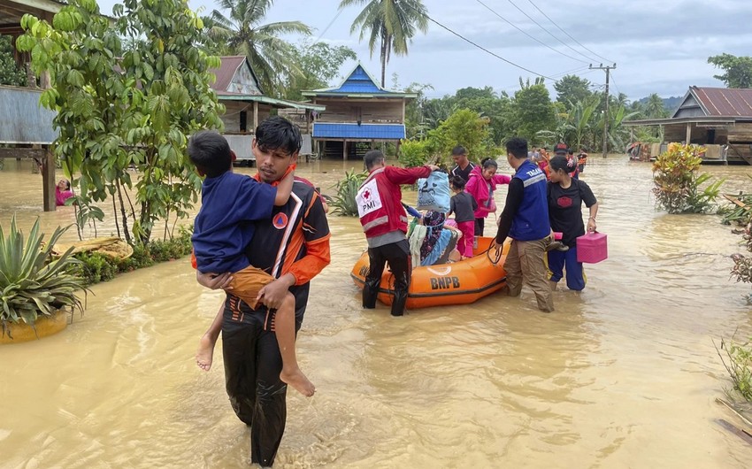 Не менее 14 человек стали жертвами наводнений и оползней в Индонезии