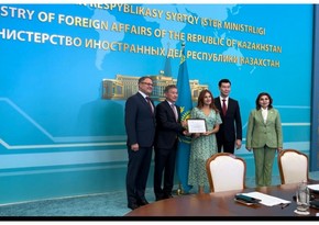 Замглавы МИД Казахстана вручил диплом сотруднику информагентства Report за победу в конкурсе