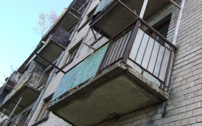 В Баку женщина выпала с балкона жилого здания