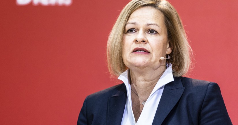 Almaniyanın daxili işlər naziri qaçqınlara qarşı daha sərt münasibətin tərəfdarıdır