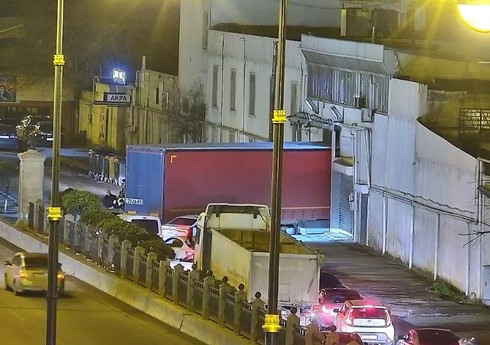 В Баку фура, застрявшая на дороге по техническим причинам, вызвала затор
