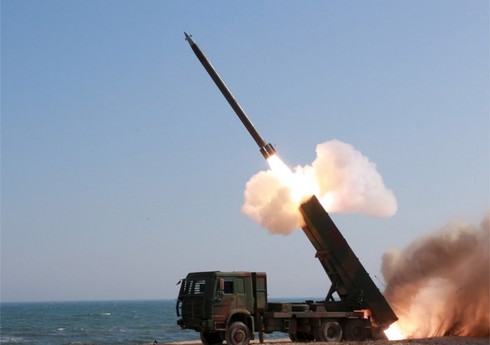 КНДР запустила баллистическую ракету средней дальности