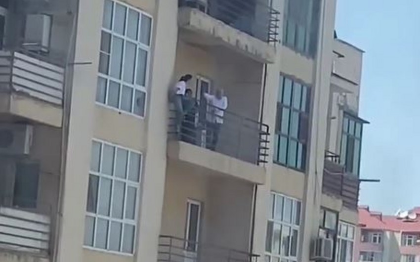 В Баку девушка пыталась спрыгнуть с многоэтажки -