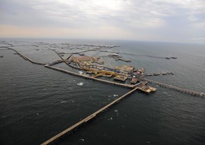 На ”Нефтяных камнях  кран потерял равновесие и упал в море