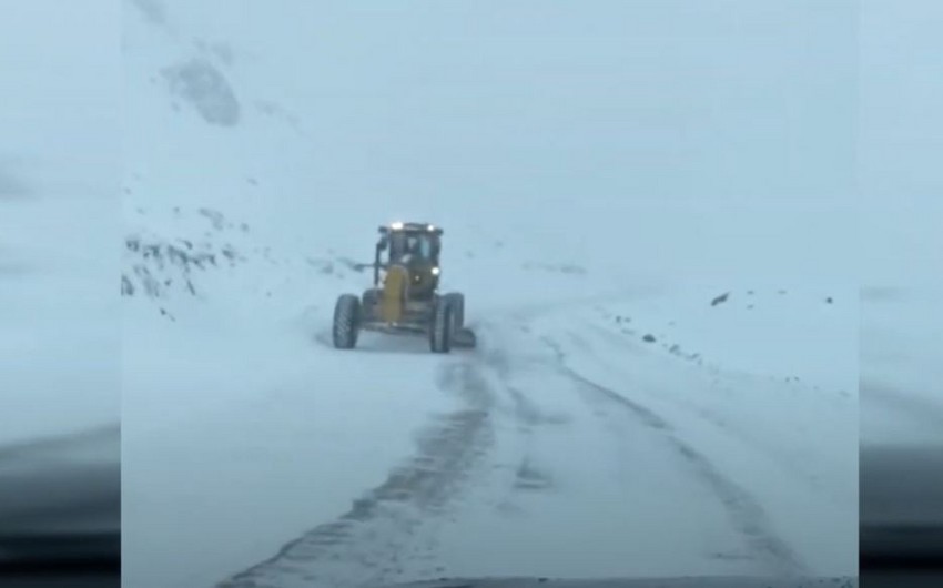 Дорога на Омарском перевале расчищается от снега и льда