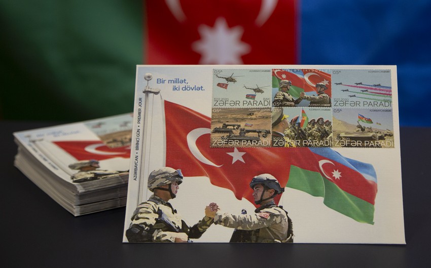 В Азербайджане выпущена почтовая марка Одна нация, два государства. Парад Победы