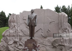 Председатель парламента Кыргызстана посетил могилу великого лидера и Аллею шехидов