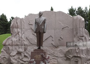 Speaker of Kyrgyz Parliament pays tribute to National Leader Heydar Aliyev and Azerbaijani martyrs