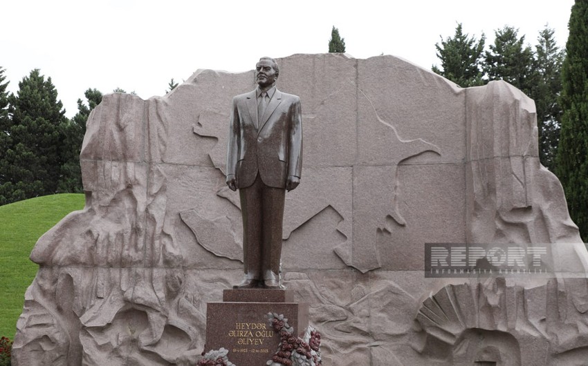 President of Russia Vladimir Putin visits grave of National Leader Heydar Aliyev