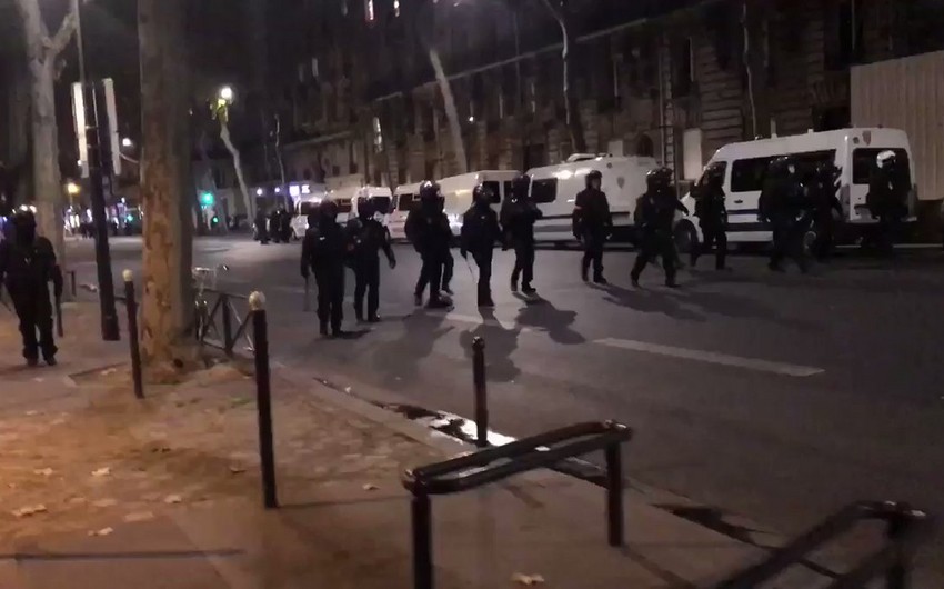 Вооруженный мужчина в Париже отпустил одну из двух заложниц