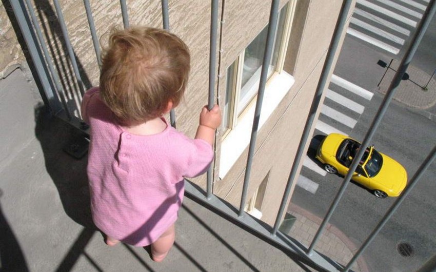 В Баку 2-летний ребенок выпал с балкона
