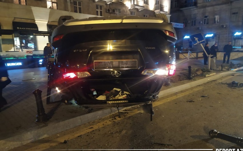 В центре Баку произошло ДТП, один из автомобилей перевернулся