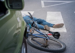 Yevlaxda velosipedçini avtomobil vuraraq öldürüb 