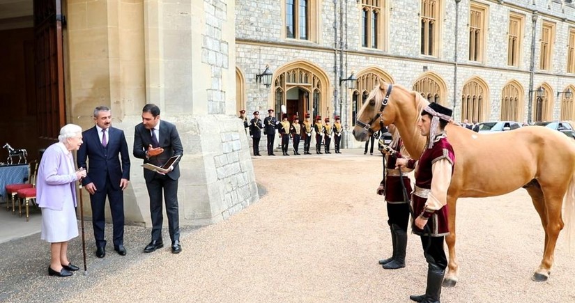 Prezident İlham Əliyevin Britaniya kraliçasına göndərdiyi Qarabağ atı Vindzor sarayında təqdim olunub