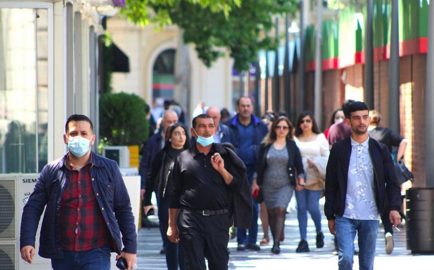 İnsanların toplaşdığı və yaxın təmasda olduğu açıq havadakı ictimai yerlərdə maska taxmaq tələbi ləğv edilib