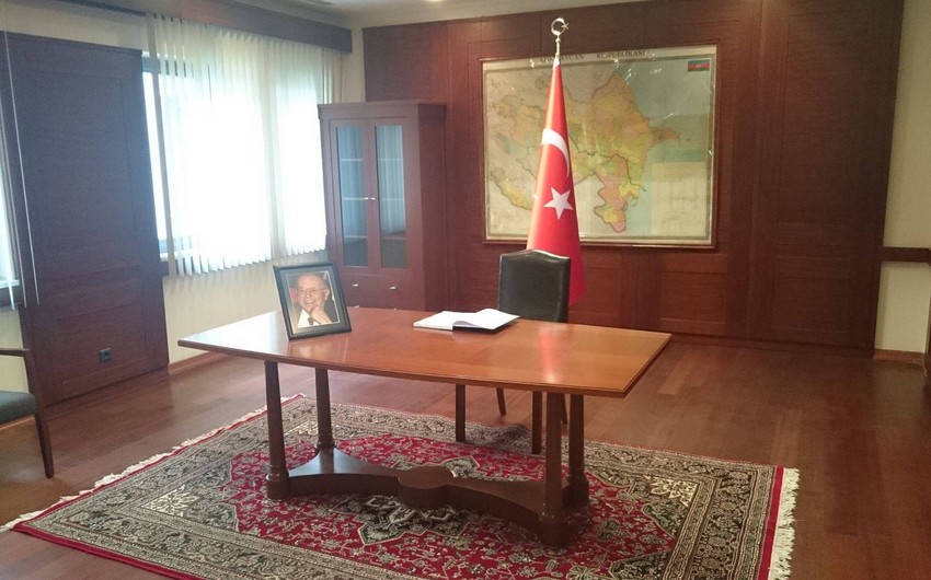В посольстве Турции в Азербайджане открыта книга соболезнований