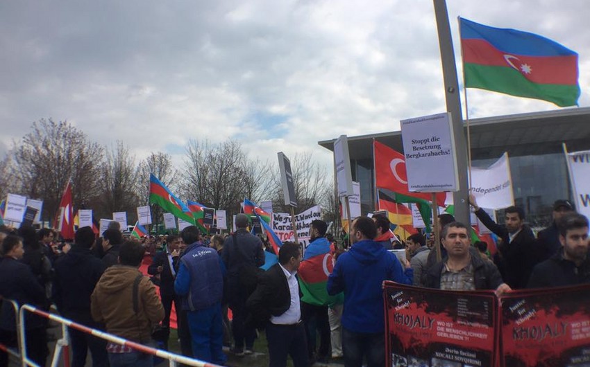 Azerbaijanis in Berlin met Sargsyan with slogans Karabakh is ours! - VIDEO