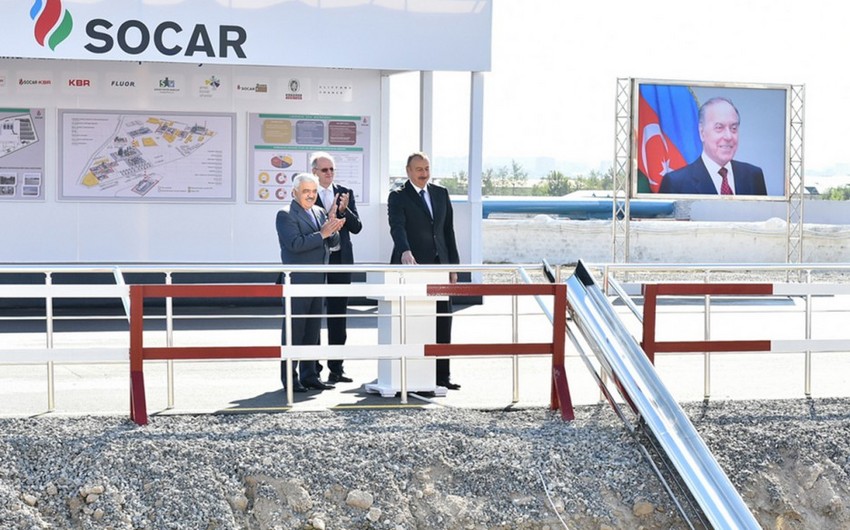 Президент Ильхам Алиев принял участие в церемонии закладки фундамента новой установки по производству битума в Баку