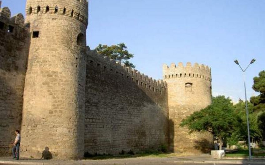 В Баку 16-летняя девушка бросилась с крепостной стены