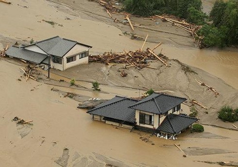 Число жертв паводков в Японии выросло