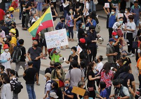 В Бангкоке сотни протестующих участвуют в акции в поддержку народа Мьянмы