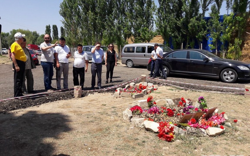 A group of Uzbek writers and reporters visited baby girl Zahra Guliyeva's grave