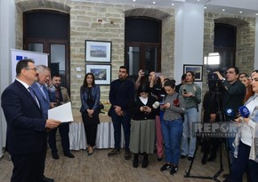 В Баку открылась фотовыставка Замки Европы