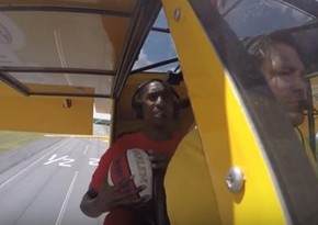 American basketball player threw the ball into ring from plane