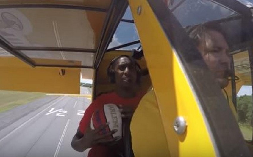 American basketball player threw the ball into ring from plane