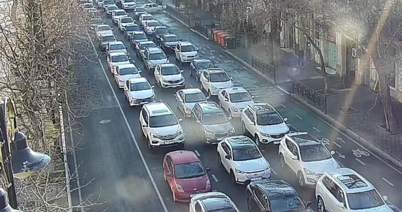 В Баку на ряде улиц и проспектов наблюдаются пробки