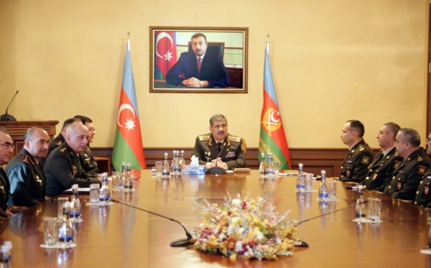 ​Azərbaycan müdafiə naziri bir qrup hərbi qulluqçuya polkovnik rütbəsi verib