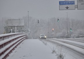 Из-за снежней бури во Франции сохраняются транспортные проблемы