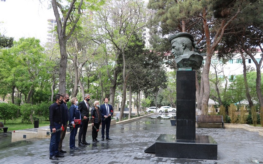 В Баку состоялась церемония возложения цветов к Монументу памяти 1941-1945 годы