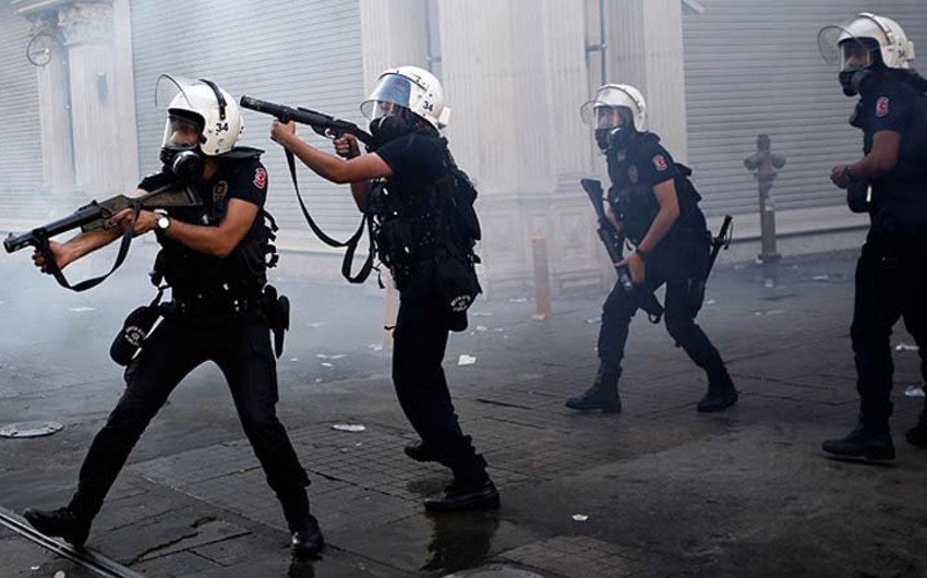 ​Polis İstanbulda etiraz aksiyasını dağıtmaq üçün gözyaşardıcı qazdan istifadə edib