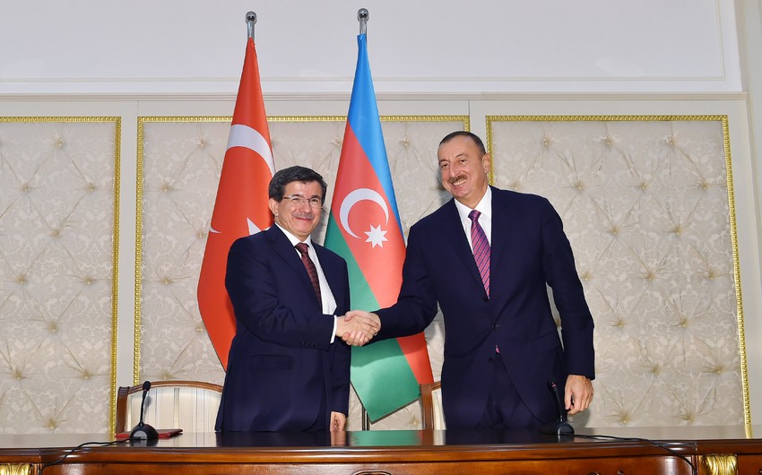 President Ilham Aliyev congratulates Ahmet Davutoglu
