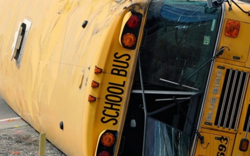 ​A school bus flips over in England, 20 children injured