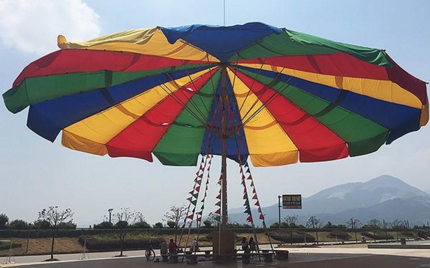 Самый большой зонт представили в Китае