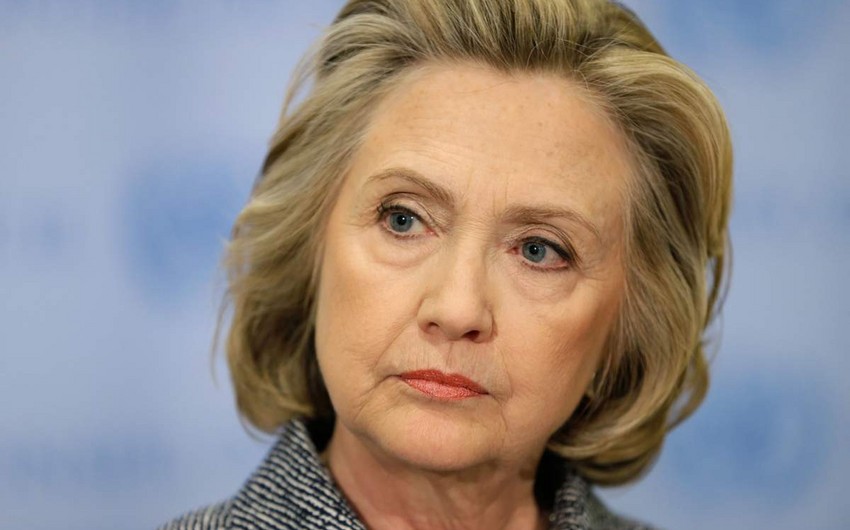 Hillary Clinton to hand over email server to the FBI