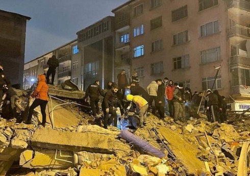 В Турции спустя 59 часов после обрушения дома из-под завалов вызволили мужчину и девочку