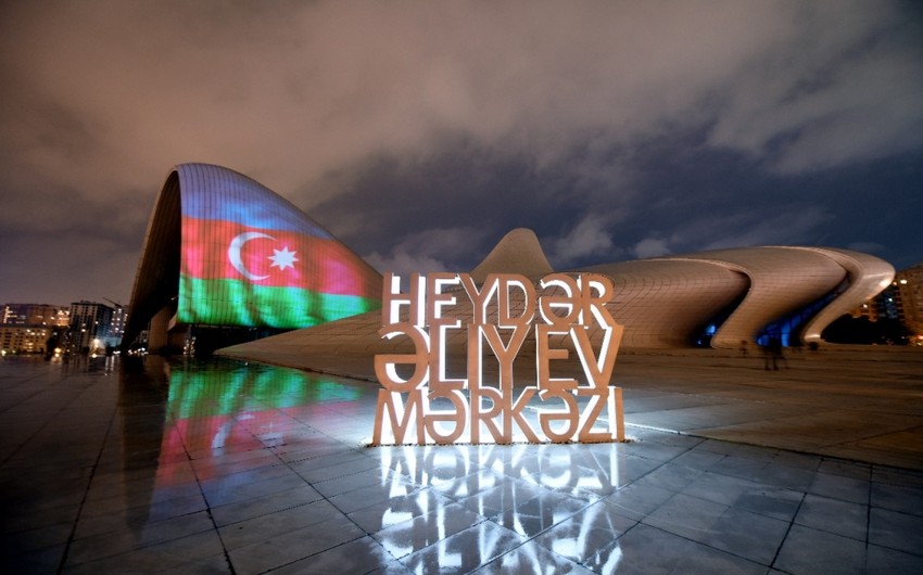 Центр Гейдара Алиева, Flame Towers и Бакинский олимпийский стадион освещены цветами флага Азербайджана  