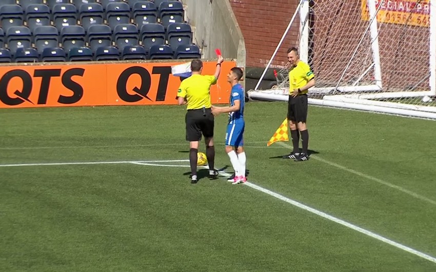 Referee shows red card to his linesman in Scotland - VIDEO