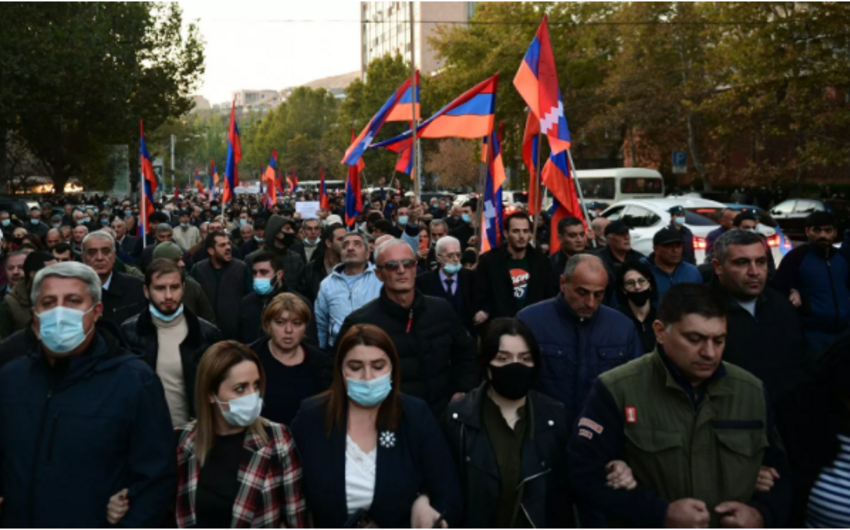 В Ереване протестующие собрались у здания суда