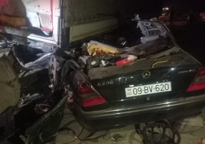 Bakı-Qazax magistralında “Mercedes” yolda dayanan yük avtomobili ilə toqquşub, ölən var