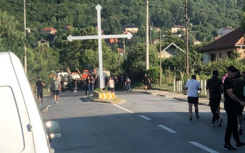 Kosovonun serb əhalisi barrikadalar qurur